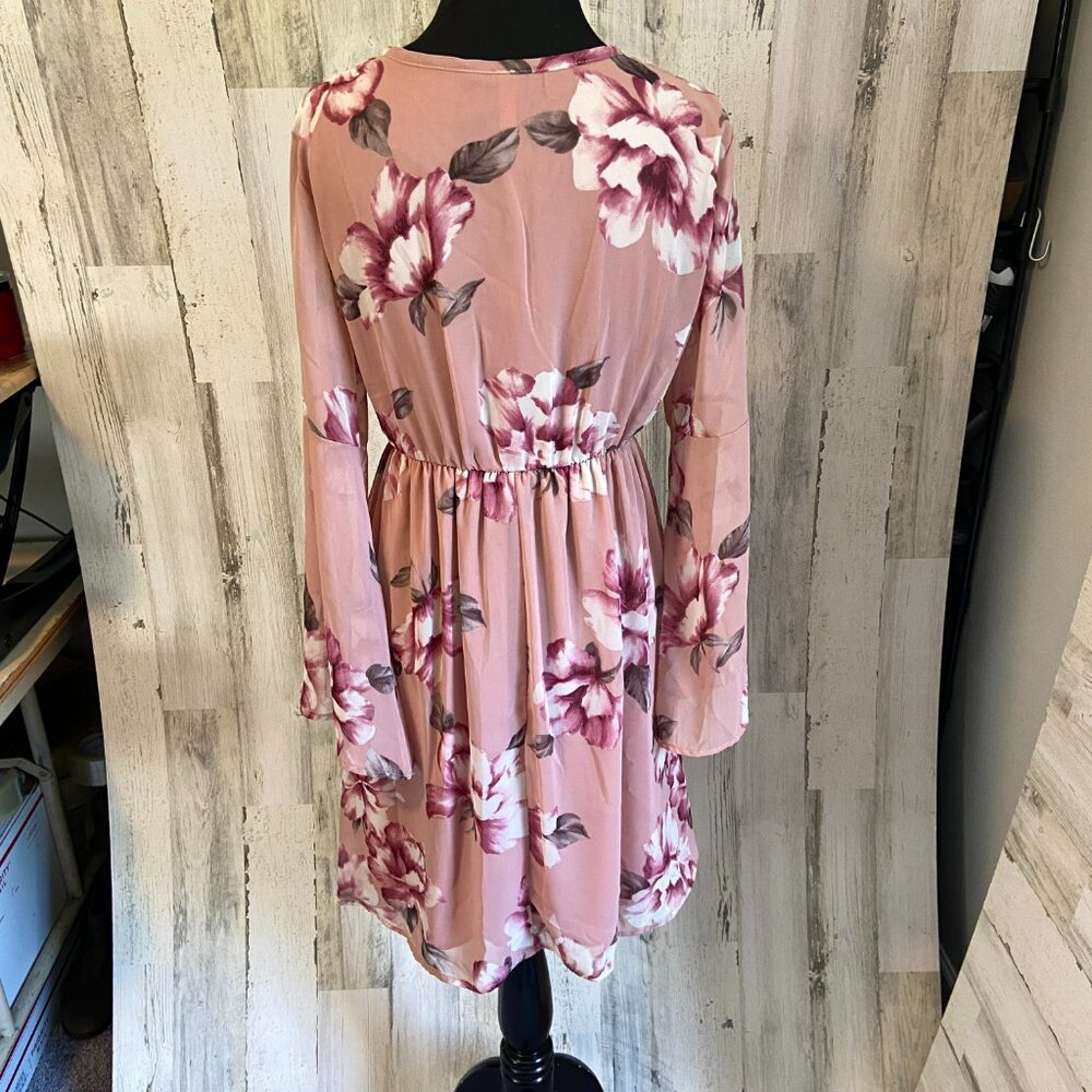 CLEARANCE! NWT Pink Blush Maternity Size Medium Floral Print Dress Chiffon - Picture 4 of 8